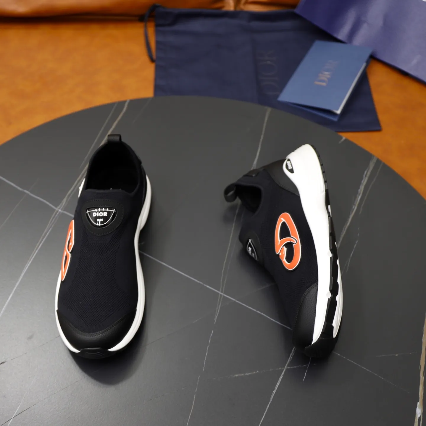 Ex-factory price: 520💰Dior B30’s latest hot model is shipped, the original version is made 1:1 ▪️ Fabric: Original customized fly woven ▪️ Lining: Imported breathable mesh ▪️ Sole: Original molded non-slip outsole ▪️ Size: 38-45 (45 is custom-made and cannot be returned)
